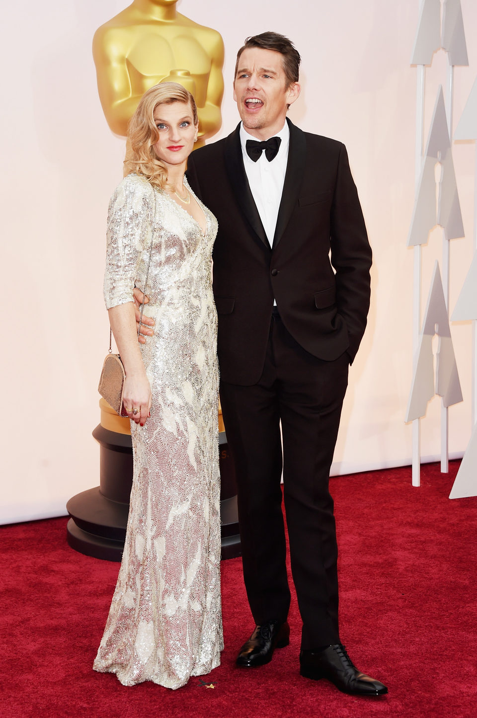 Ethan Hawke next to her wife Ryan Hawke at the Oscars Awards 2015 red carpet