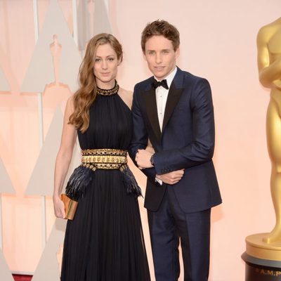 Eddie Redmayne pose with his spouse Hannah Bagshawe at the red carpet of the Oscar 2015