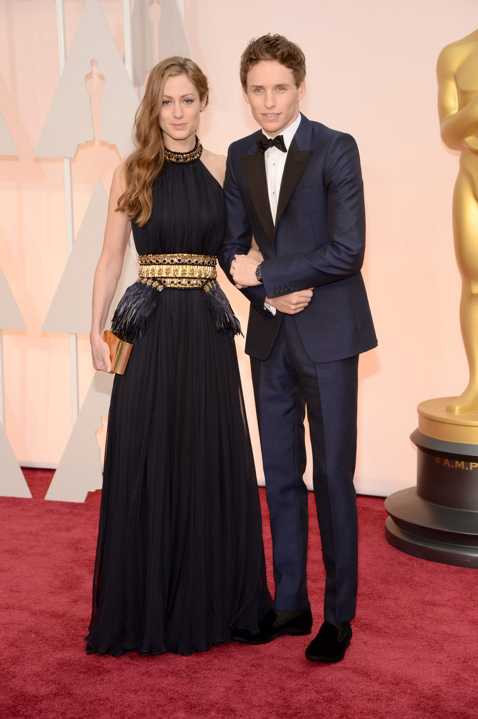 Eddie Redmayne pose with his spouse Hannah Bagshawe at the red carpet of the Oscar 2015