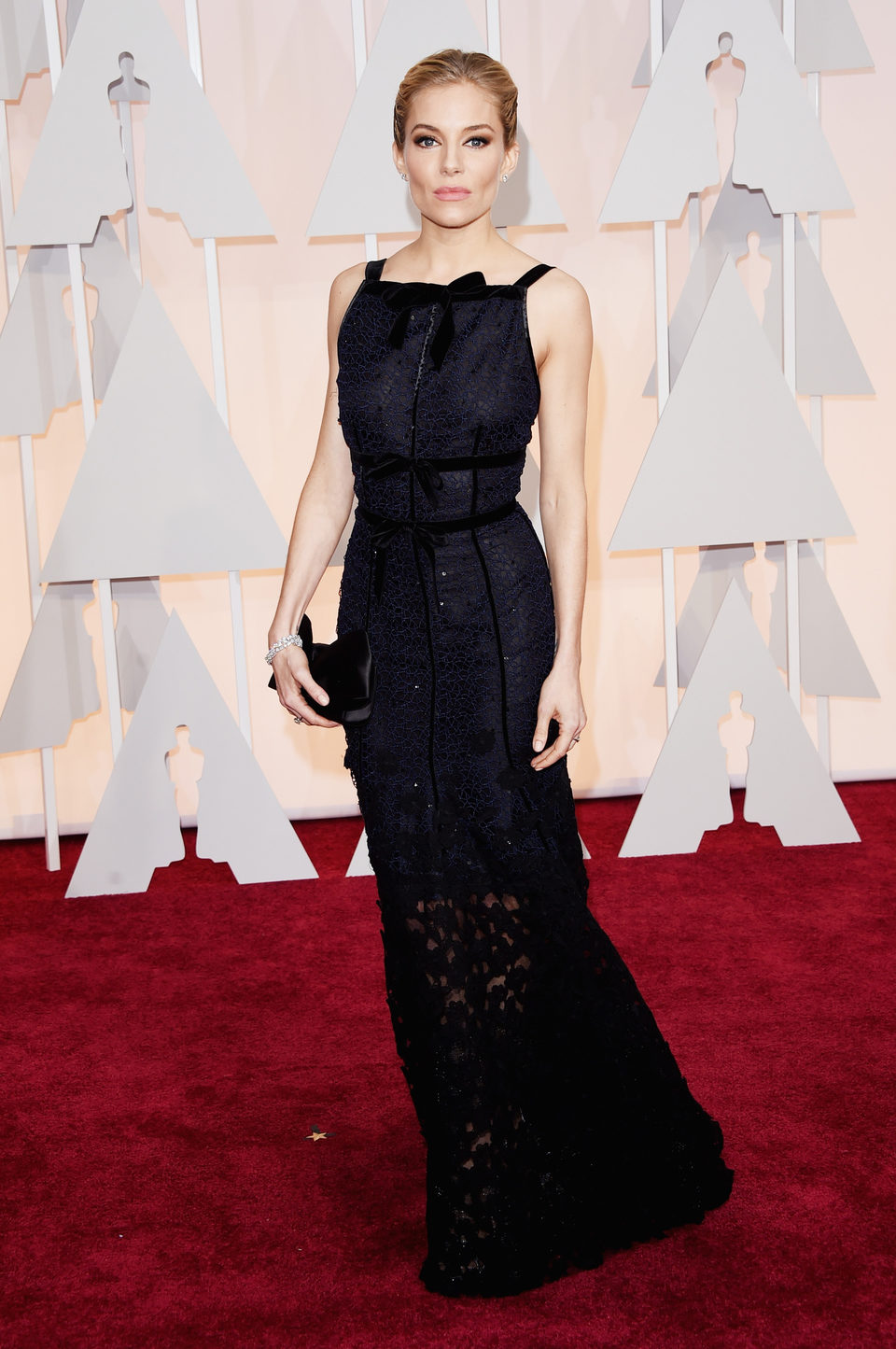 Sienna Miller at the Oscars Awards 2015 red carpet 