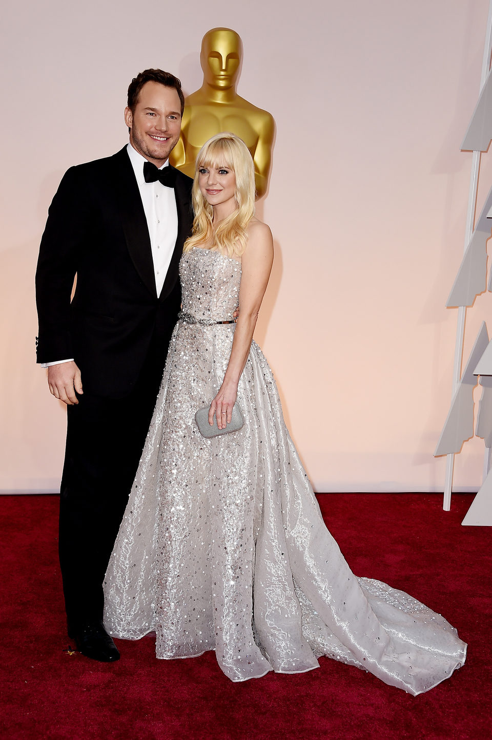 Chris Pratt and Anna Faris pose at the Oscar 2015