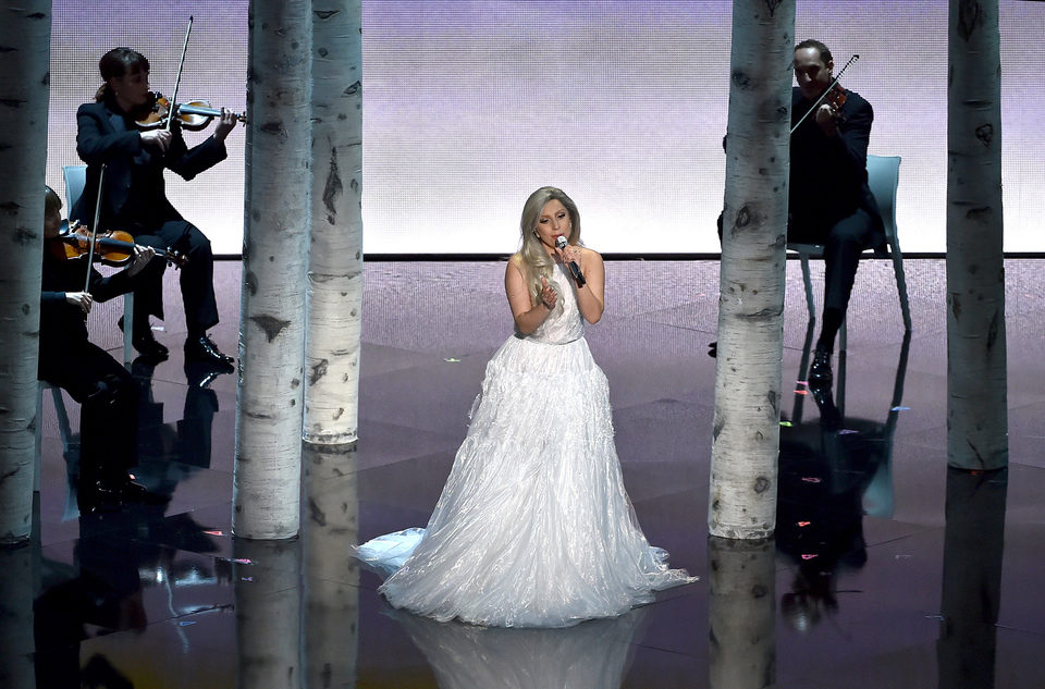 Lady Gaga commemorates 'The Sound of Music' at the Oscars 2015