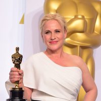 Patricia Arquette poses with her Best Actress in a Supporting role Oscar Award