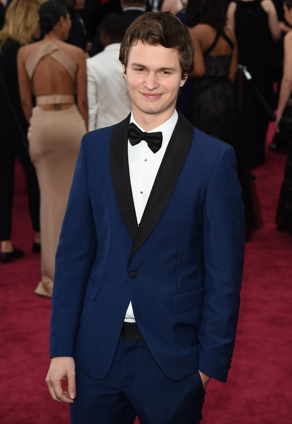 Ansel Elgort posses in the Oscar 2015 red carpet