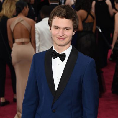 Ansel Elgort posses in the Oscar 2015 red carpet