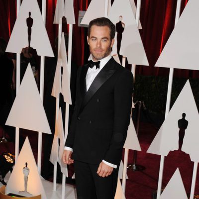 Chris Pine posse in the Oscar 2015 red carpet