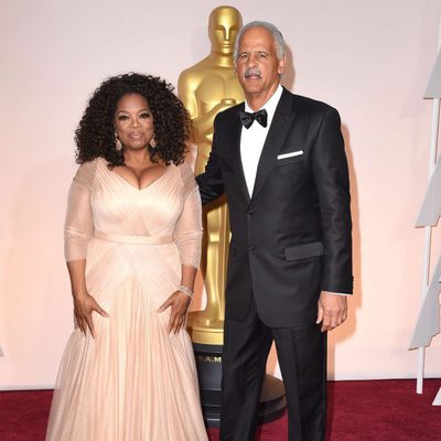 Oprah Winfrey and her husband poss in the Oscar 2015 red carpet