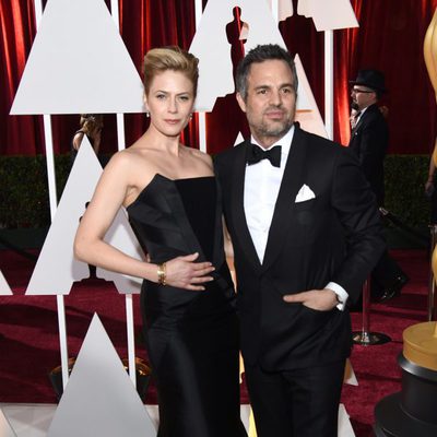 Mark Ruffalo and his wife poss in the Oscar 2015 red carpet