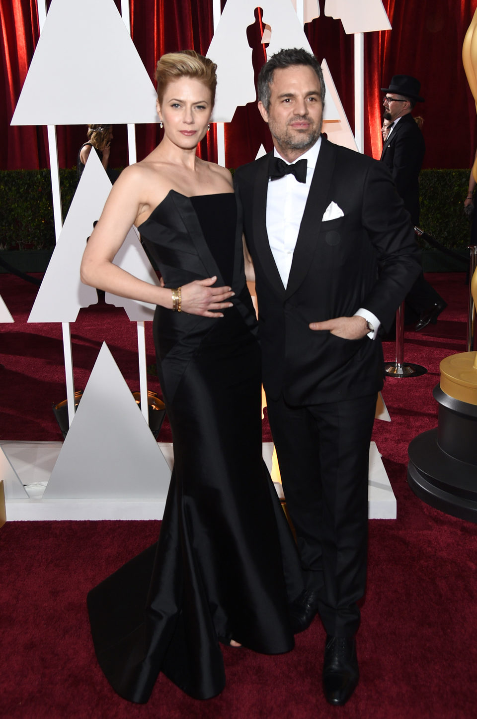 Mark Ruffalo and his wife poss in the Oscar 2015 red carpet