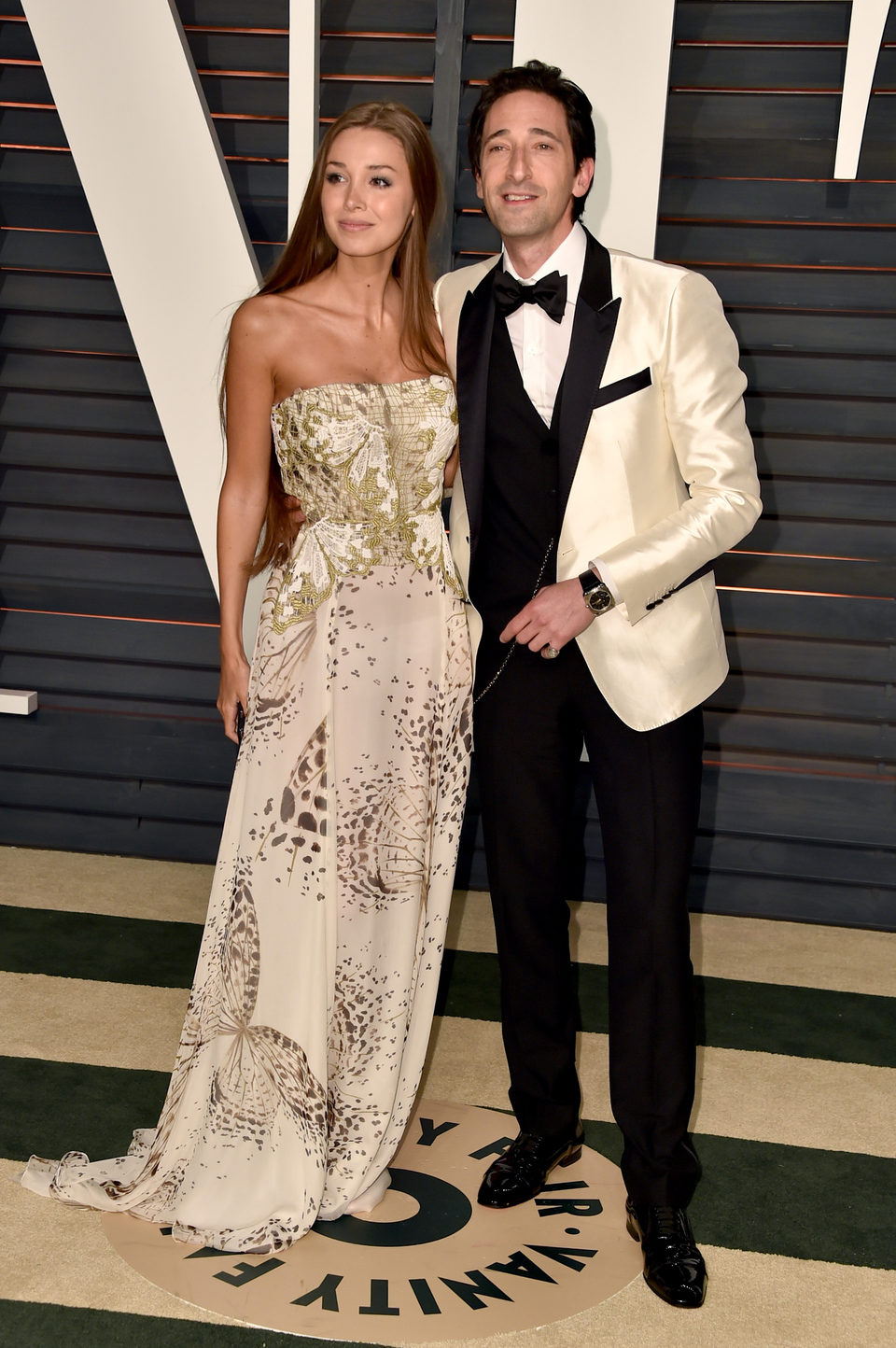 Adrien Brody and Liara Lieto poss in the Oscar 2015 red carpet