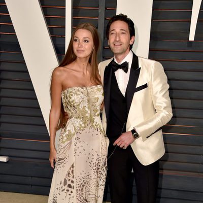 Adrien Brody and Liara Lieto poss in the Oscar 2015 red carpet