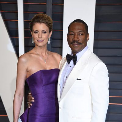 Eddie murphy and his girlfriend poss in the Oscar 2015 red carpet