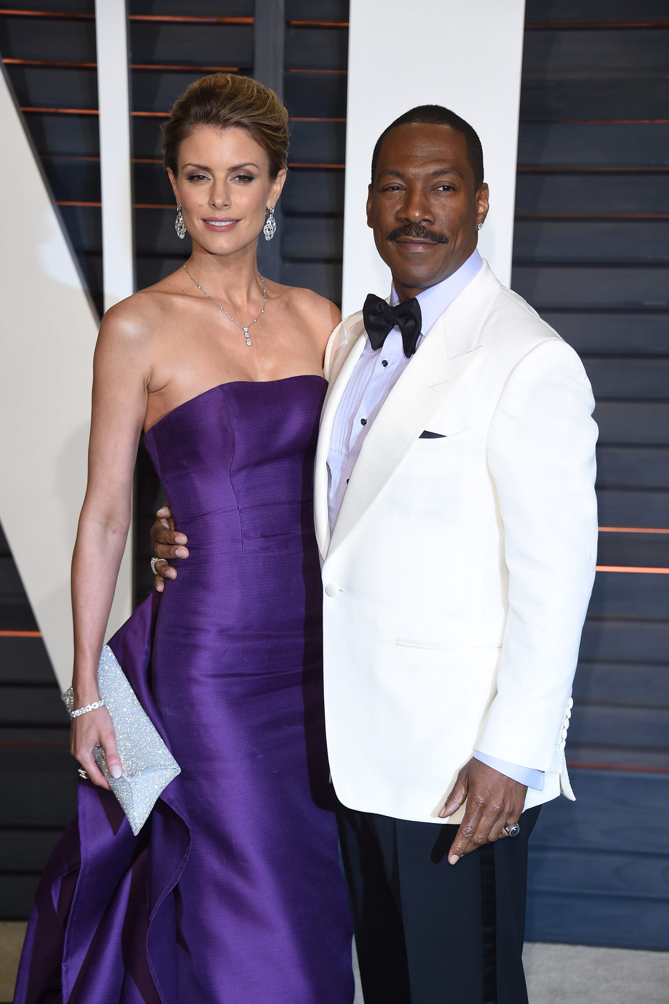 Eddie murphy and his girlfriend poss in the Oscar 2015 red carpet