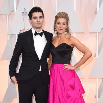 Damien Chazelle and his wife poss in the Oscar 2015 red carpet