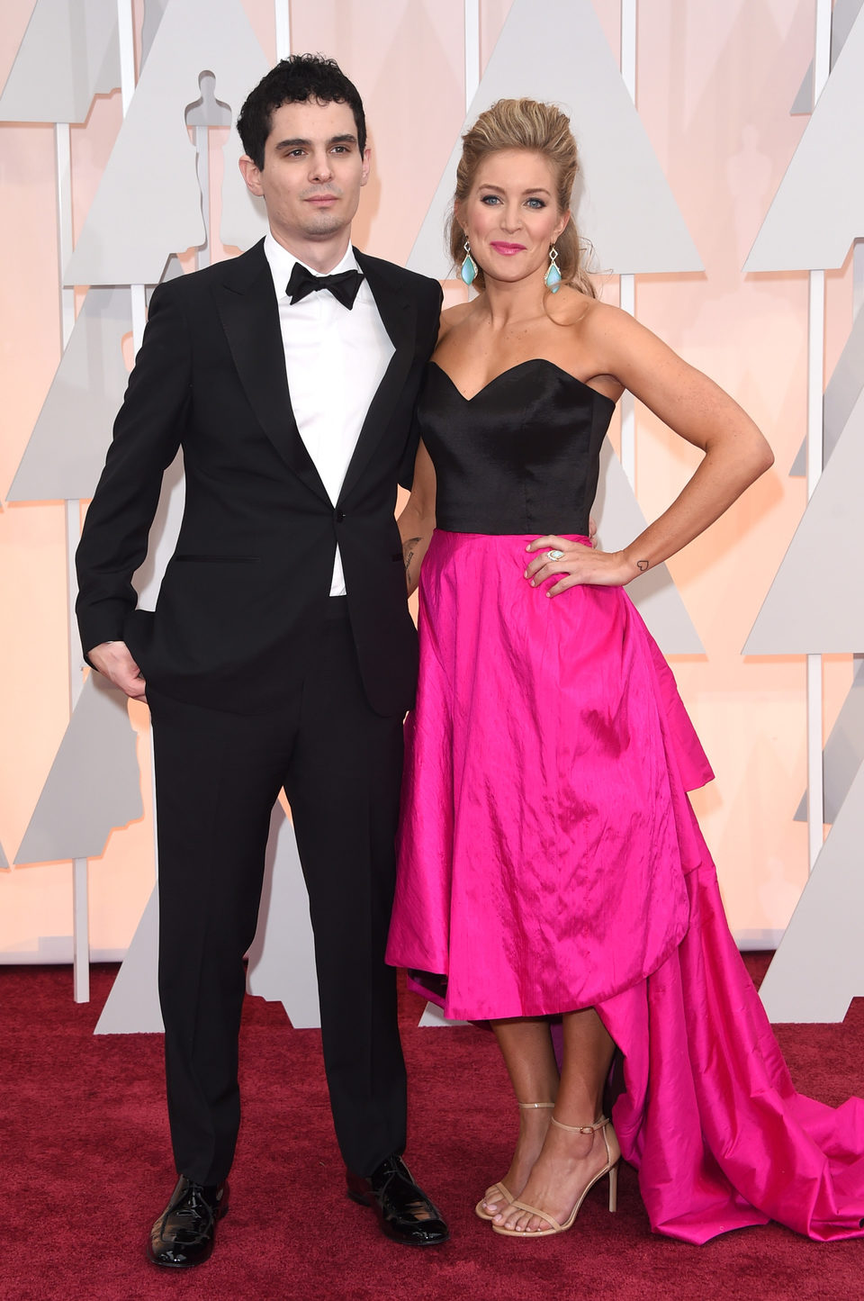 Damien Chazelle and his wife poss in the Oscar 2015 red carpet