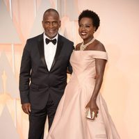 Viola Davis and Juliun Tennon poss in the Oscar 2015 red carpet