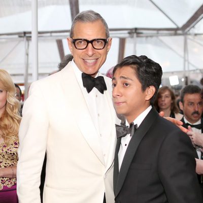 Jeff Goldblum y Tony Revolori poss in the Oscar 2015 red carpet