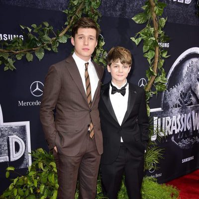 Nick Robinson y Ty Simpkins at the 'Jurassic World' premiere in California