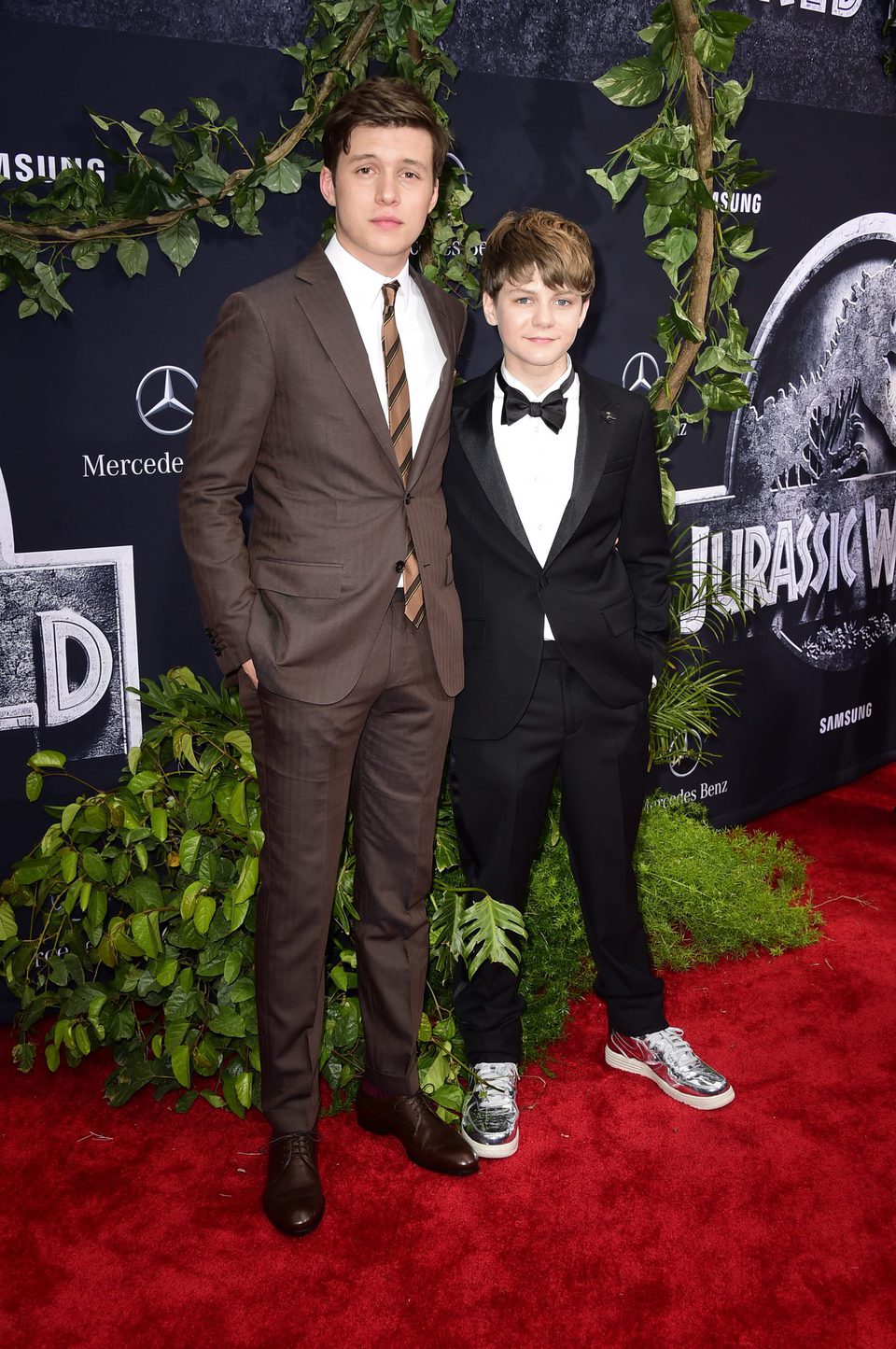 Nick Robinson y Ty Simpkins at the 'Jurassic World' premiere in California