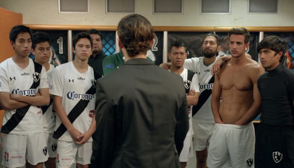 Joaquín Ferreira shows his sculpted body in the locker room.