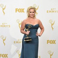 Amy Schumer posing with her 2015 Emmy Award