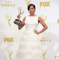 Regina King posing with her 2015 Emmy Award