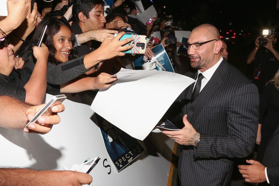 Dave Bautista with his mexican fans in the 'Spectre' Premiere