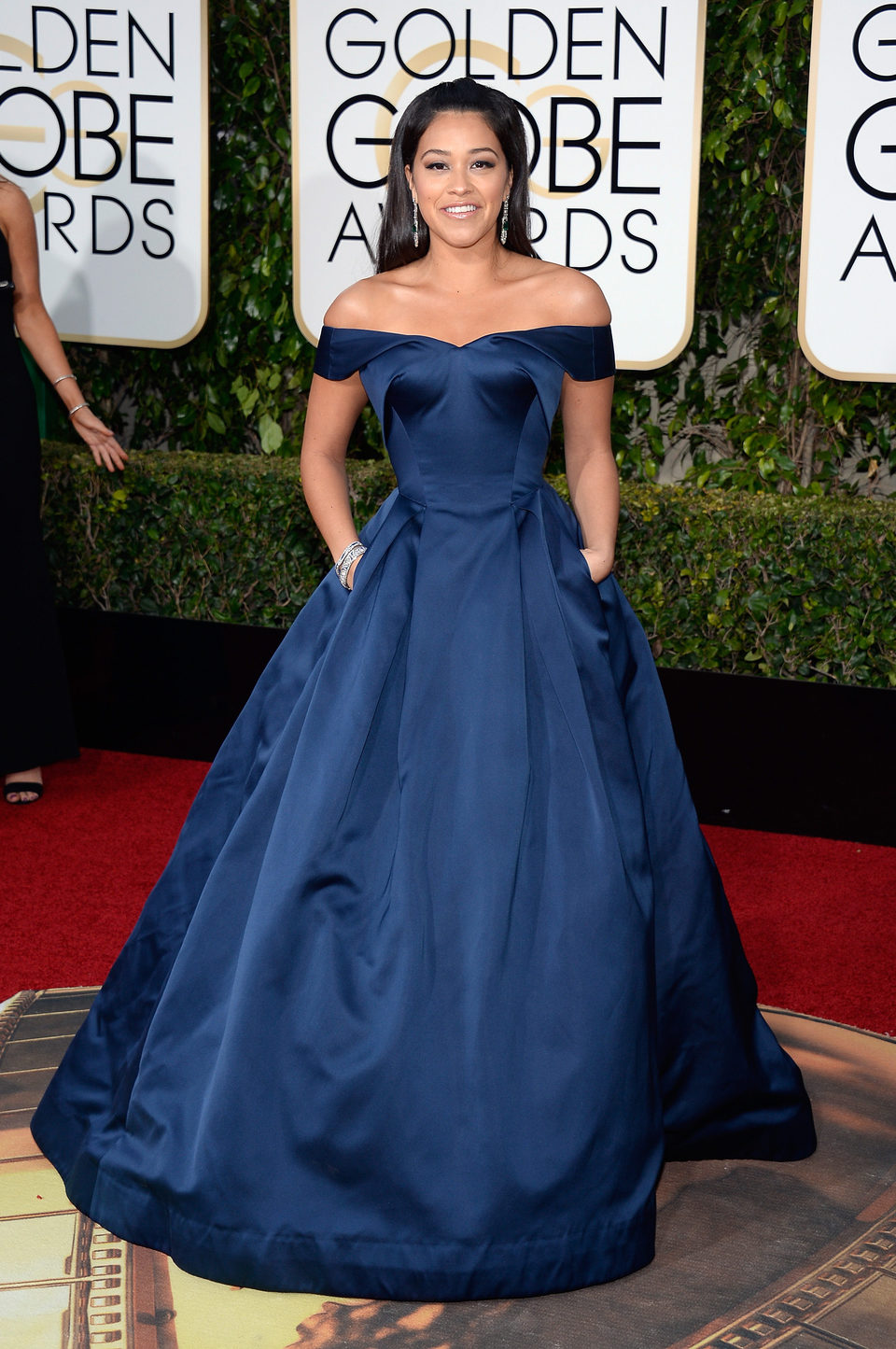 Gina Rodriguez in the 2016 Golden Globes red carpet