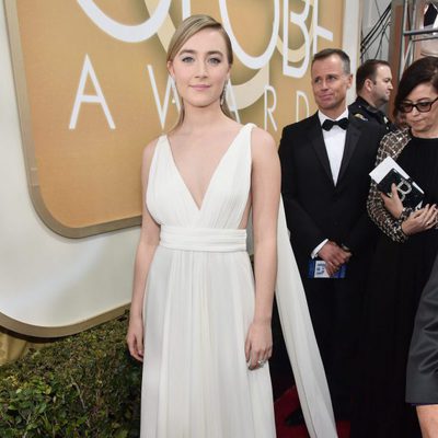 Saoirse Ronan in the 2016 Golden Globes red carpet