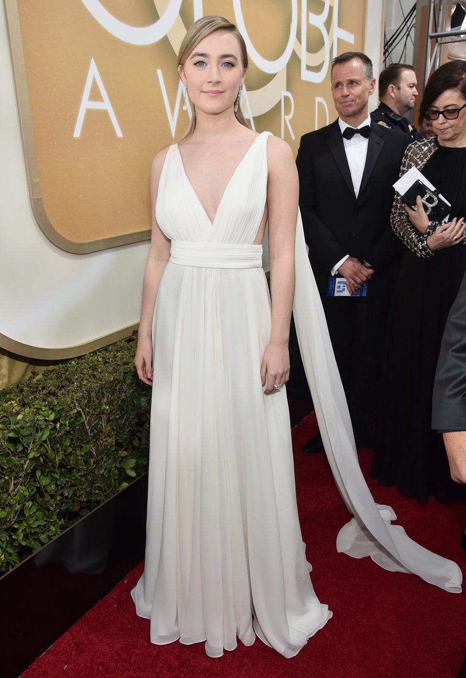 Saoirse Ronan in the 2016 Golden Globes red carpet