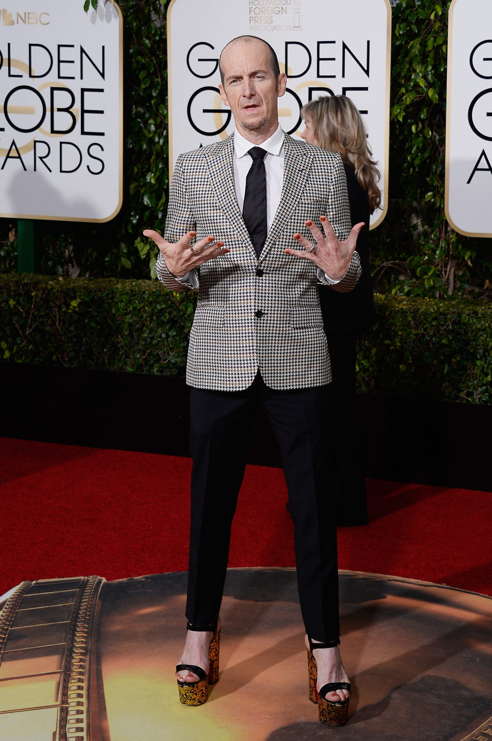 Denis O'Hare at the 2016 Golden Globes red carpet