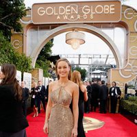 Brie Larson in the 2016 Golden Globes red carpet