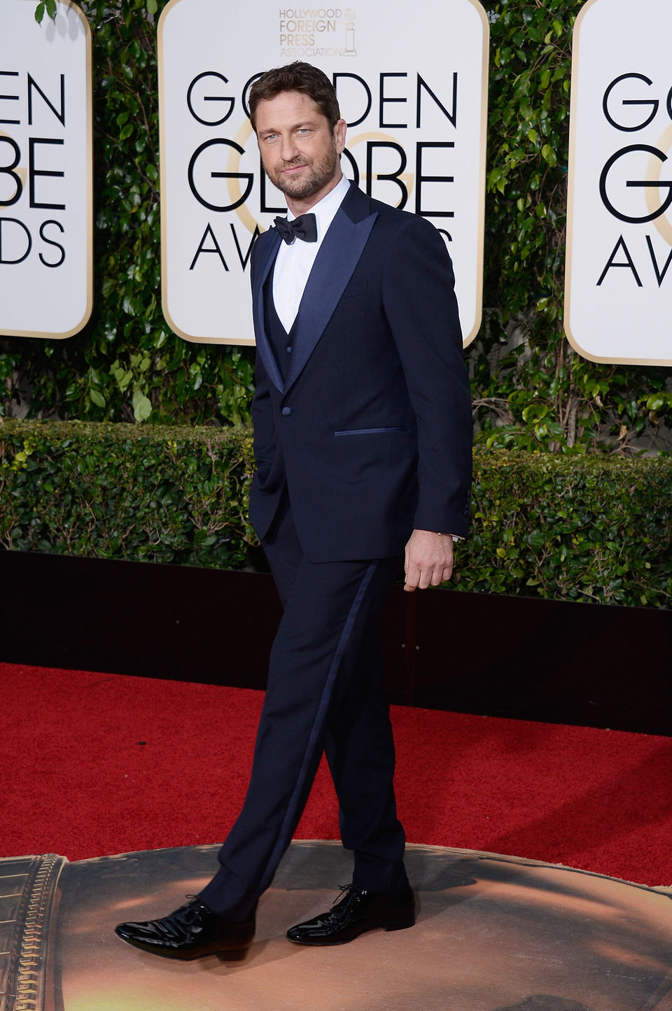 Gerard Butler at the 2016 Golden Globes red carpet