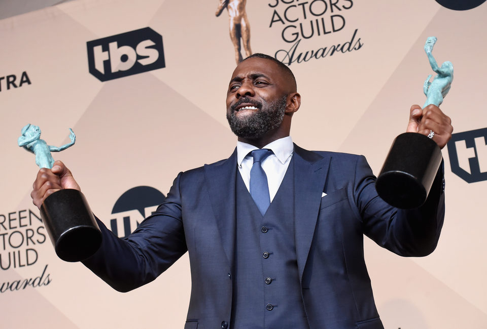 Idris Elba with his two awards at the SAG Awards 2016