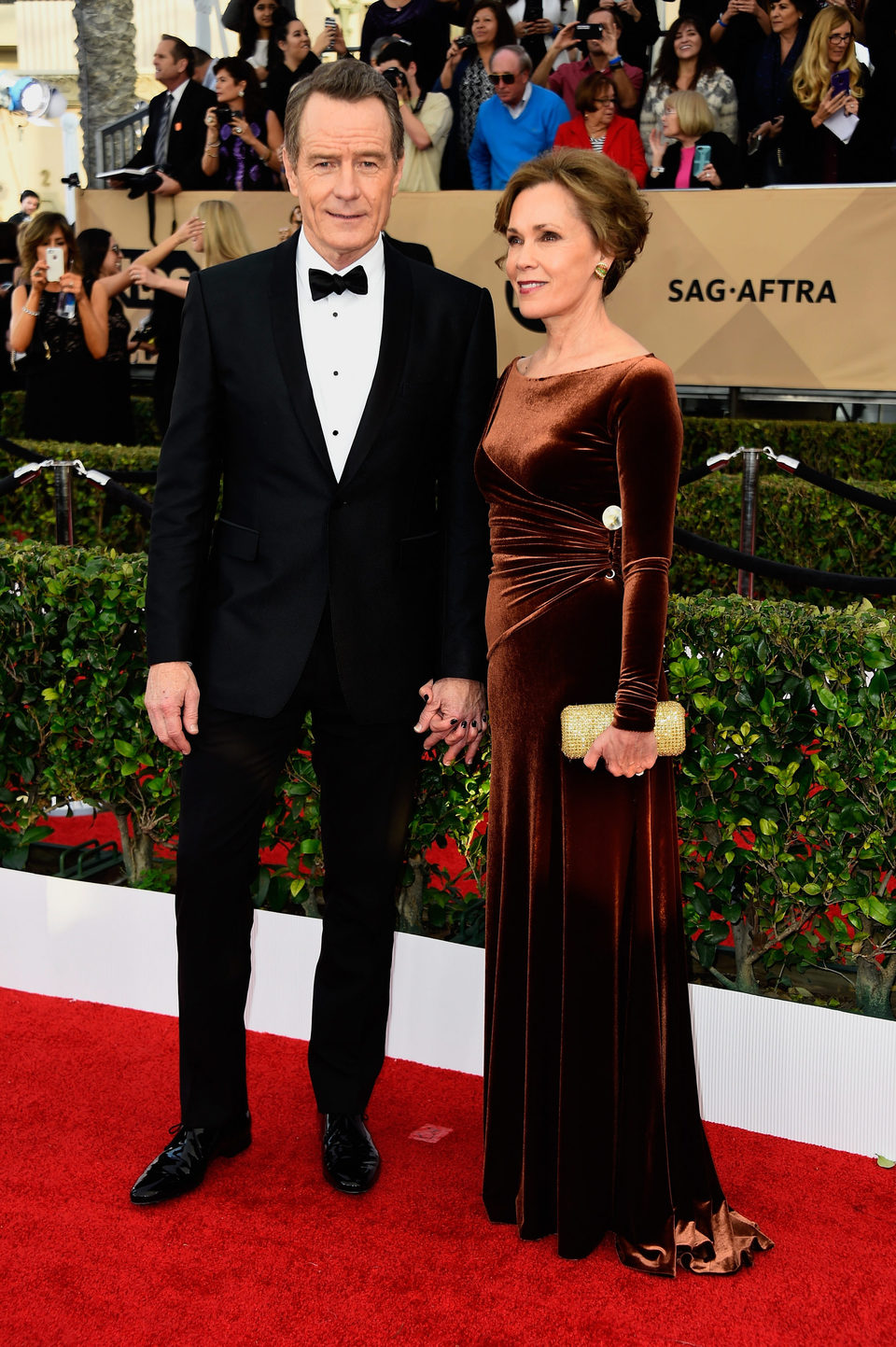 Bryan Cranston and Robin Dearden in red carpet of SAG Awards 2016