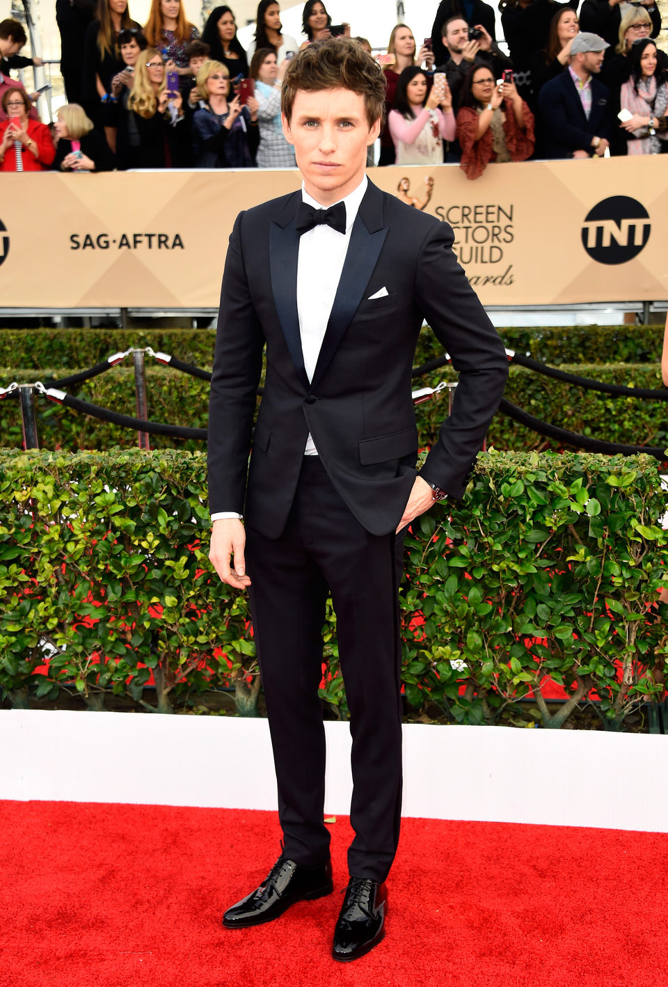 Eddie Redmayne in red carpte of 2016 SAG Awards