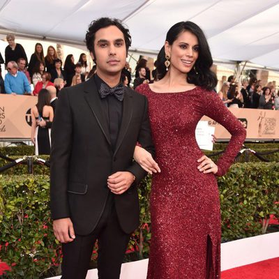 Kunal Nayyar and Neha Kapur in red carpet of SAG Awards 2016