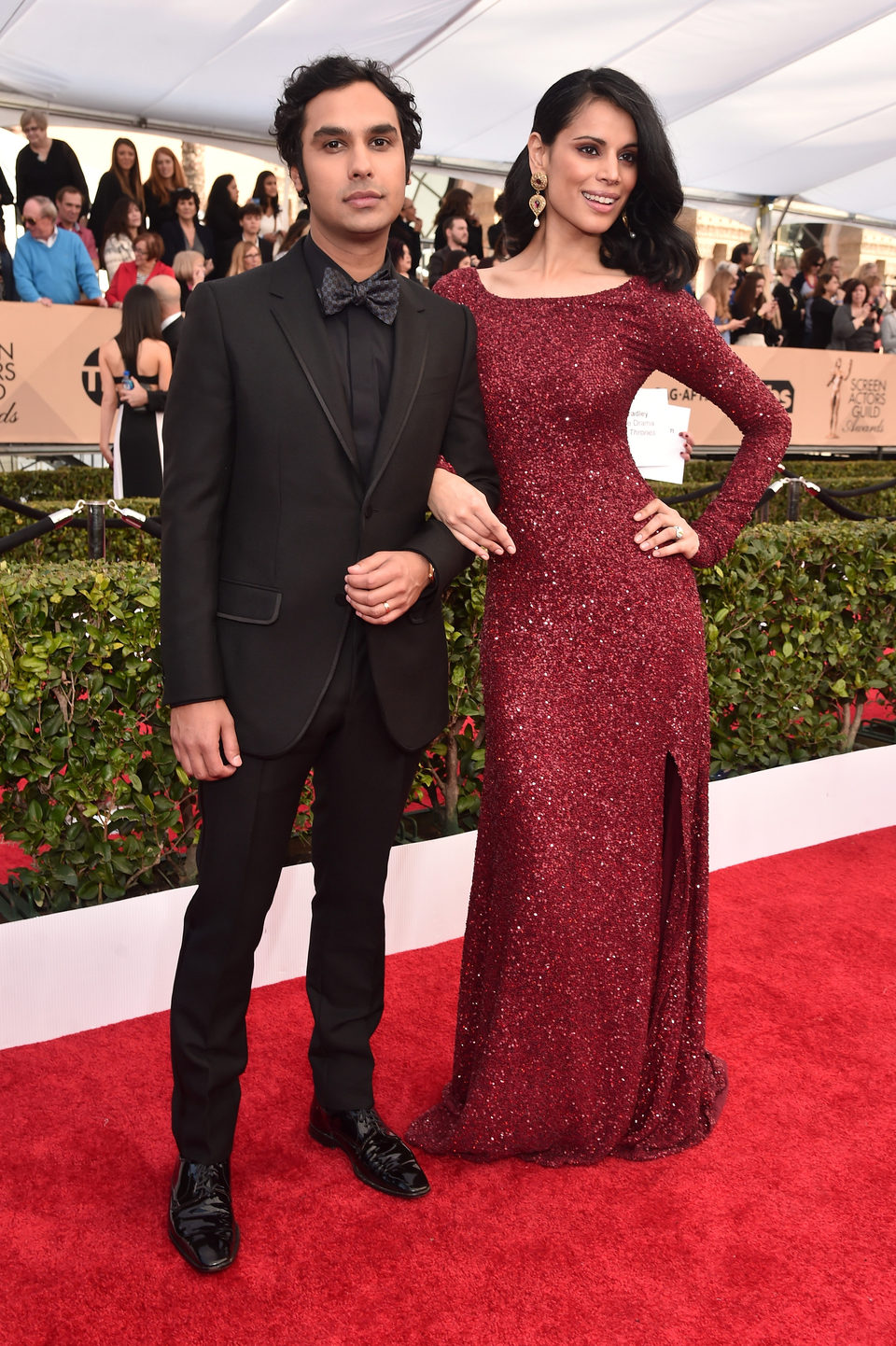 Kunal Nayyar and Neha Kapur in red carpet of SAG Awards 2016