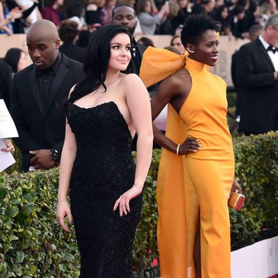 Ariel Winter and Sola Bamis in red carpet of SAG Awards 2016