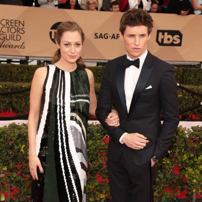 Eddie Redmayne and Hannah Bagshawe in red carpet of SAG Awards 2016