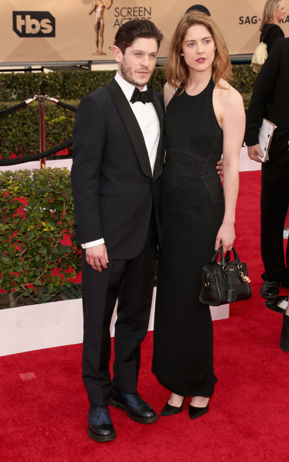 Iwan Rheon and Zoe Grisedale in red carpet of SAG Awards 2016