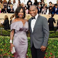 Viola Davis and Julius Tennon in red carpet of SAG Awards 2016