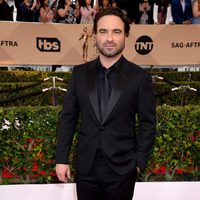 Johnny Galecki at the SAG Awards 2016 red carpet