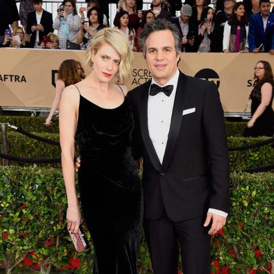 Mark Ruffalo and Sunrise Coigney at the SAG Awards 2016 red carpet