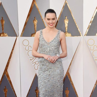 Daisy Ridley at the Oscars 2016 red carpet