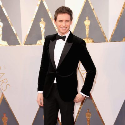 Eddie Redmayne at the Oscars 2016 red carpet