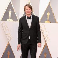 Tom Hooper at the Oscars 2016 red carpet