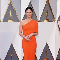 Olivia Munn at the Oscars 2016 red carpet