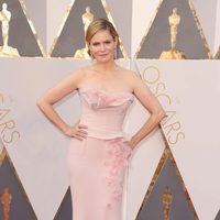 Jennifer Jason Leigh at the Oscars 2016 red carpet