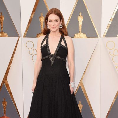 Julianne Moore at the Oscars 2016 red carpet